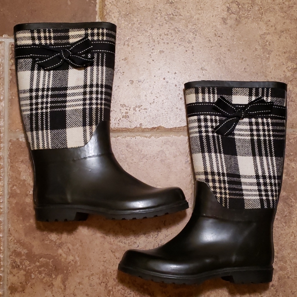 AE ! plaid bow rainboots they do have a very small amount of wear on the souls